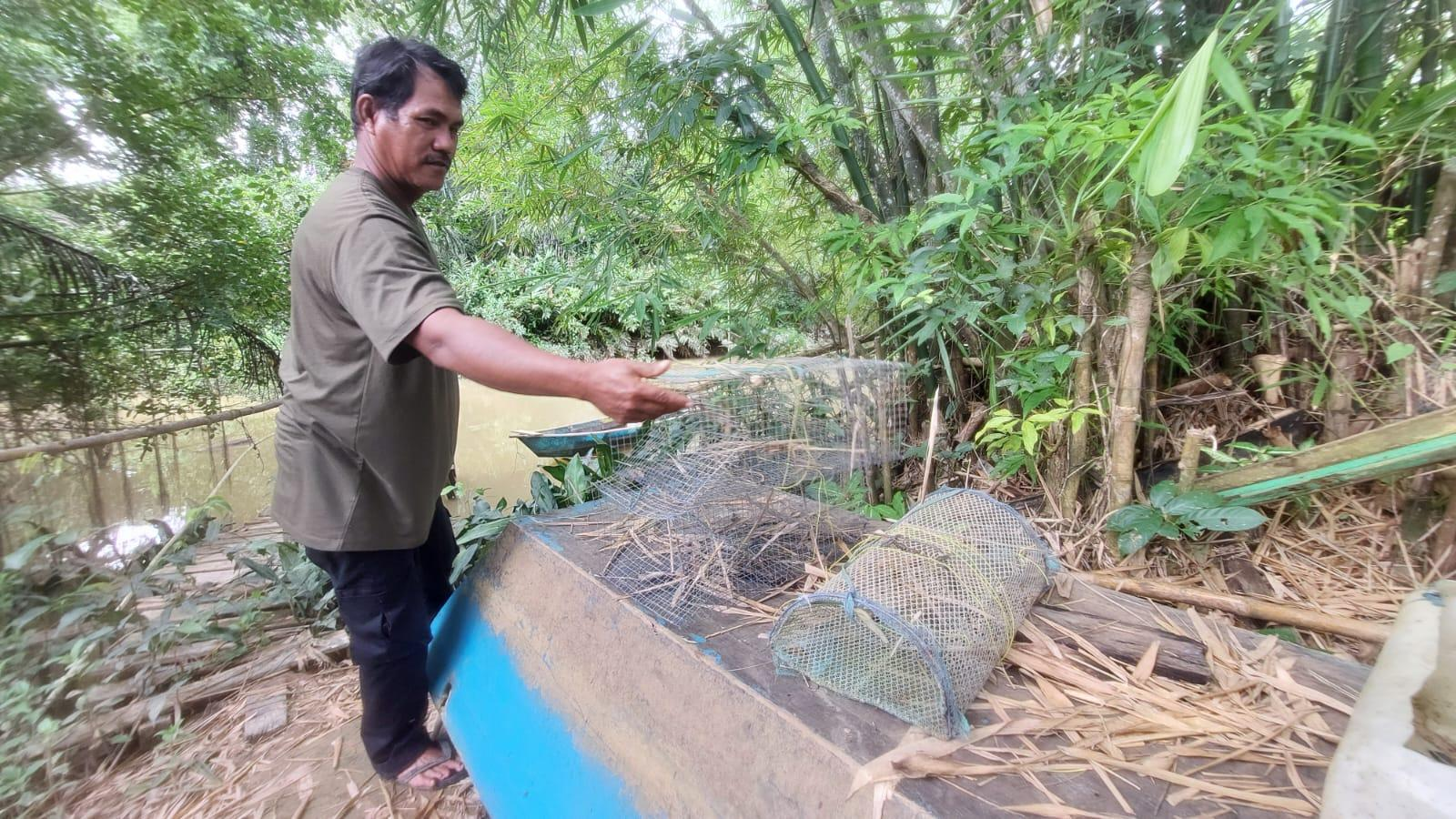 Nuranto (44) menunjukkan salah satu perangkap untuk menangkap kepiting. (Fitri Wahyuningsih/Kaltimtoday.co)